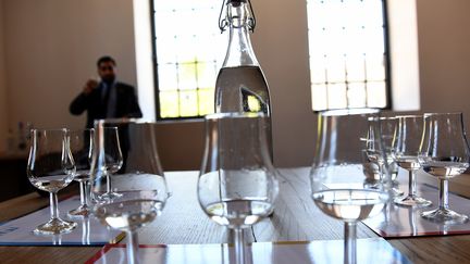 Une bouteille de vodka sur une table au&nbsp;Musée polonais de la vodka, à Varsovie, le 6 juin 2018. (JANEK SKARZYNSKI / AFP)