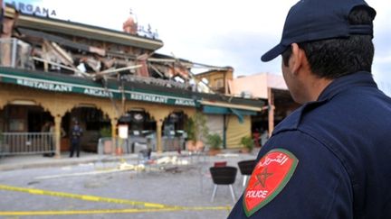 Un policier en faction près du restaurant Argana, visé par un attentat suicide le 28 avril, à Marrakech (AFP - ABDELHAK SENNA)