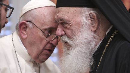 Le Pape François et l'Archevêque d'Athènes, Sa Béatitude Hiéronyme II, lors de leurs rencontre à Athènes le 4 décembre 2021. (GEORGE VITSARAS/AP/SIPA / SIPA)