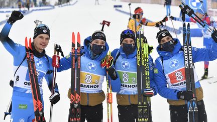 La joie des Français Emilien Jacquelin, Fabien Claude, Quentin Fillon Maillet et Simon Desthieux vainqueurs du relais d'Oberhof. (TOBIAS SCHWARZ / AFP)