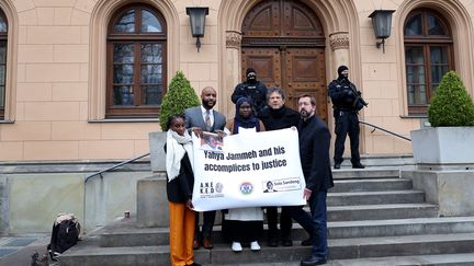 Les enfants des trois opposants gambiens assassinés par les escadrons de la mort de l'ancien dictateur Yahya Jammeh avec leurs avocats devant le tribunal allemand de Basse-Saxe, le 25 avril 2022. (RONNY HARTMANN / AFP)