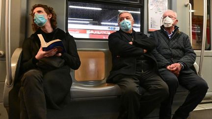 Des voyageurs dans le métro, à Milan (Italie), le 20 octobre 2020. (MIGUEL MEDINA / AFP)