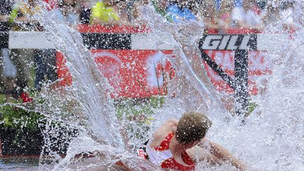 Chute du Canadien&nbsp;Christopher Dulhanty lors du 3 000 m&egrave;tres steeple lors des &eacute;preuves de s&eacute;lections pour les JO de Londres, &agrave; Calgary (Canada), le 30 juin 2012. (TODD KOROL / REUTERS)