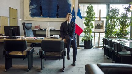 Emmanuel Macron dans son bureau de ministre de l'Economie, le 12 septembre 2014, à Paris. (FRED DUFOUR / AFP)