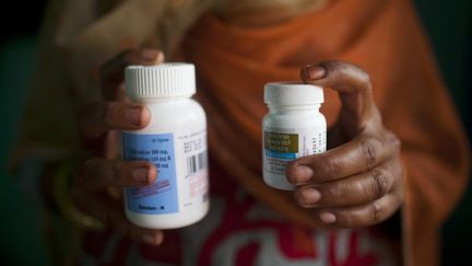 Une patiente&nbsp;atteinte du sida sur le point de prendre ses traitements antir&eacute;troviraux, le 23 juillet 2012 &agrave; New Delhi (Inde). (ANDREW CABALLERO-REYNOLDS / AFP)