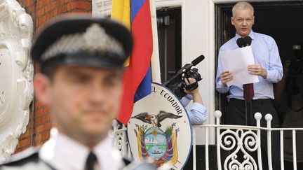 Julian Assange s'est exprim&eacute; depuis le balcon de l'ambassade d'Equateur &agrave; Londres, dimanche 19 ao&ucirc;t 2012. (OLIVIA HARRIS / REUTERS)