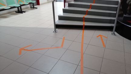 Un fléchage mis en place dans un lycée professionnel de Dordogne avant la rentrée des classes pour&nbsp;organiser la circulation des élèves dans le respect des règles sanitaires dues au coronavirus (photo d'illustration). (FLAVIEN GROYER / RADIOFRANCE)