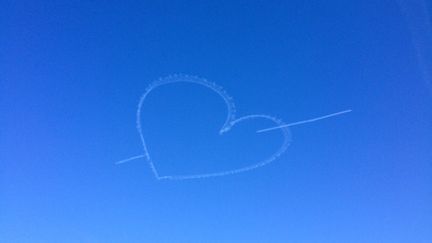 Un cœur géant dessiné le 14 février 2019 dans le ciel de Lyon (Rhône). (STEPHANE TRENTESAUX / FRANCE 3 AUVERGNE RHONE-ALPES)