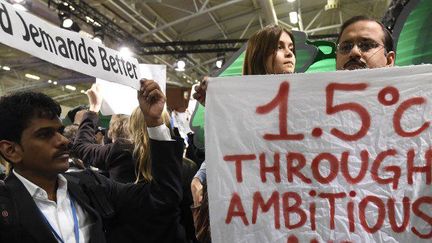 Manifestation d'une ONG à la COP21 qui veut que soit retenu le chiffre de 1,5°C dans l'accord final. (AFP/ Dominique Faget)