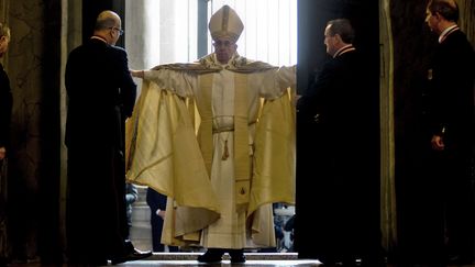 Le pape François lance le "jubilé de la miséricorde" en poussant la lourde porte en bronze du Vatican