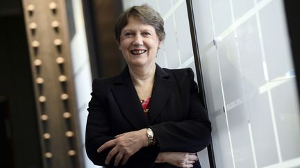 Née en 1950, Helen Clark est la première femme à occuper le poste de Premier ministre dans son pays. Elle est également la première femme à diriger le Programme des Nations Unies pour le développement (PNUD). Helen Clark est à la tête de l'agence onusienne depuis le 20 avril 2009 (ici à Paris, le 1er juin 2015).   (STEPHANE DE SAKUTIN / AFP)