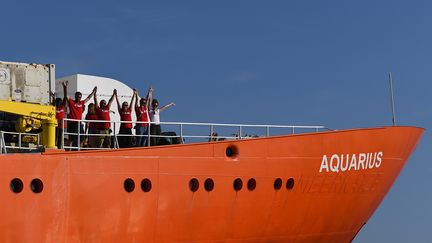 Des membres de l'équipage du navire humanitaire "Aquarius", le 1er août 2018 à Marseille.&nbsp; (BORIS HORVAT / AFP)