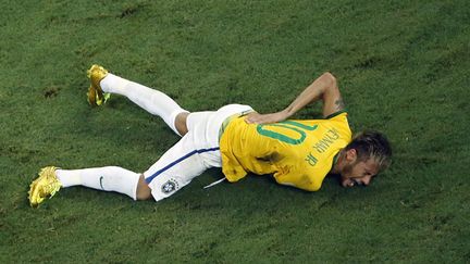 &nbsp; (Neymar hurle de douleur après la charge du Colombien Zuniga. © Reuters/Fabrizio Bensch)