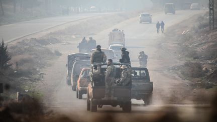 Des groupes rebelles avancent à Homs, en Syrie, le 6 décembre 2024. (IZETTIN KASIM / ANADOLU / AFP)