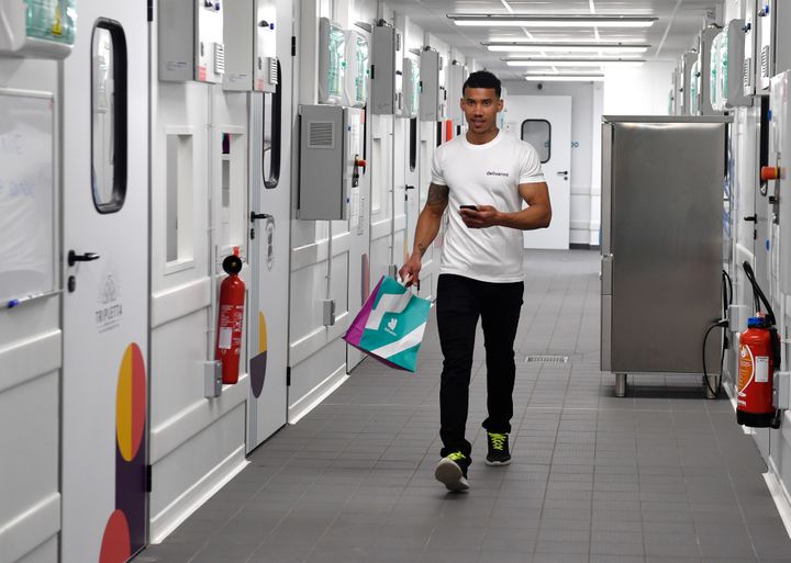 Les cuisines de Deliveroo à Saint-Ouen (Seine-Saint-Denis), le 3 juillet 2018. (GERARD JULIEN / AFP)