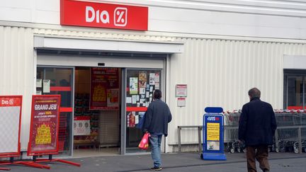 Des clients rentrent dans le supermarch&eacute; Dia de Rennes (Ille-et-Vilaine), le 24 octobre 2013. (DAMIEN MEYER / AFP)