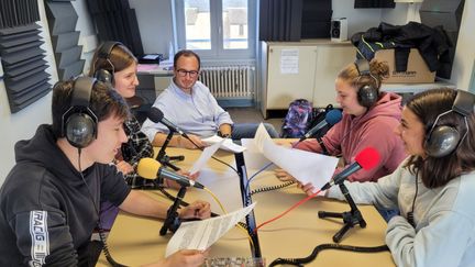 Antoine, Solane, Jeanne et Fanny ont réalisé un podcast portant notamment sur les limites légales de la liberté d'expression, avec leur professeur d'histoire-géographie Jean-Emmanuel Dumoulin.&nbsp; (THOMAS GIRAUDEAU / RADIO FRANCE)