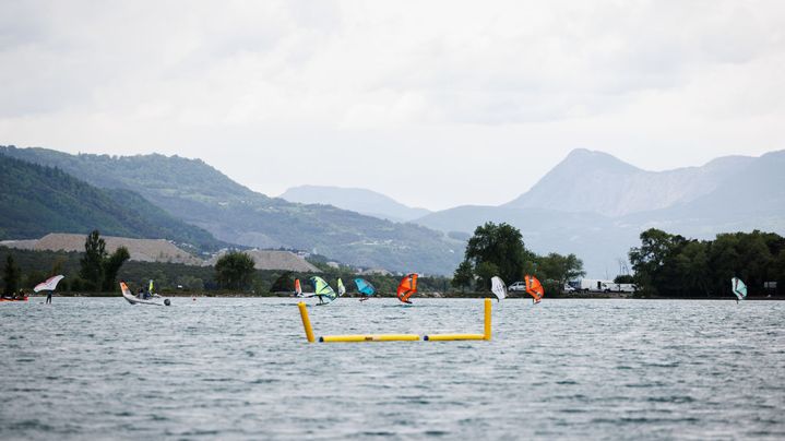 18 mai 2024. Lac d'Embrun dans les Alpes du sud en France, course de kite foil pendant le 10e festival Outdoormix. (RICHARD BORD / GETTY IMAGES EUROPE)