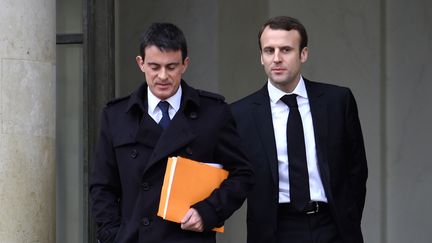 Le Premier ministre Manuel Valls (&agrave; gauche) et le ministre de l'Economie Emmanuel Macron, sur le perron de l'Elys&eacute;e, &agrave; la sortie du Conseil des ministres, le 10 d&eacute;cembre 2014. (MARTIN BUREAU / AFP)