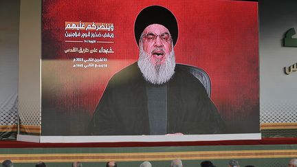 Des hommes rassemblés pour regarder le discours du chef du Hezbollah Hassan Nasrallah, le 3 novembre 2023, à Beyrouth (Liban). (AHMAD AL-RUBAYE / AFP)