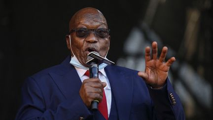 Jacob Zuma s'adresse à ses sympathisants, après un énième renvoi de son procès pour corruption, le 26 mai 2021 à&nbsp;Pietermaritzburg, en Afrique du Sud. (PHILL MAGAKOE / AFP)