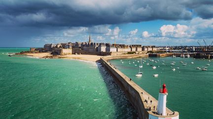 Saint-Malo sous un ciel menaçant. Le festival Étonnants&nbsp;Voyageurs du 4 au 6 juin 2022,&nbsp;un&nbsp;festival&nbsp;international du&nbsp;livre&nbsp;et du&nbsp;film. (PASCAL BIOMEZ / EYEEM / GETTY IMAGES)