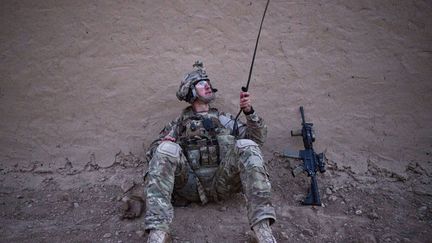 Un soldat am&eacute;ricain essaie de capter un meilleur signal radio lors d'une mission dans la province de Kandahar (Afghanistan), le 19 janvier 2013. (ANDREW BURTON / REUTERS)