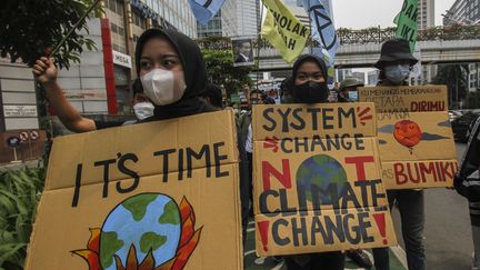 Des militants manifestent pour alerter sur l'urgence climatique, à Jakarta, en Indonésie, le 25 mars 2022.&nbsp; (EKO SISWONO TOYUDHO / ANADOLU AGENCY / AFP)