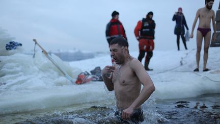 Des milliers de Russes s'immergent dans les eaux glacées pour l'Epiphanie orthodoxe