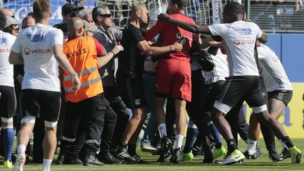 Les supporteurs bastiais s'en prennent aux joueurs lyonnais pendant l'échauffement.  (PASCAL POCHARD-CASABIANCA / AFP)