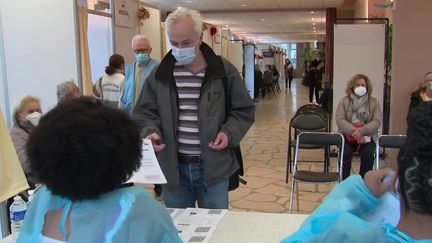 La vaccination reste la ligne de force du gouvernement, qui a réduit le délai pour la dose de rappel à seulement trois mois. (CAPTURE D'ÉCRAN FRANCE 3)