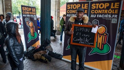 Des militants du collectif "Stop le contr&ocirc;le au faci&egrave;s" simulent des contr&ocirc;les d'identit&eacute;, le 6 octobre 2012 &agrave; Paris. ( MAXPPP)