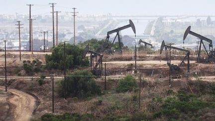 Le champ pétrolier d'Inglewood, en Californie (Etats-Unis), le 28 mars 2022. (MARIO TAMA / GETTY IMAGES NORTH AMERICA / AFP)