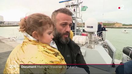 Edris Ebrahimi, un migrant kurde originaire d'Iran, et une de ses filles après avoir été secourus par les forces de l'ordre françaises, le 24 octobre 2019, alors qu'ils tentaient de traverser la Manche. (FRANCE 2)