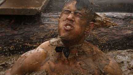 Nager dans la boue... (JON SUPER / AP / SIPA)