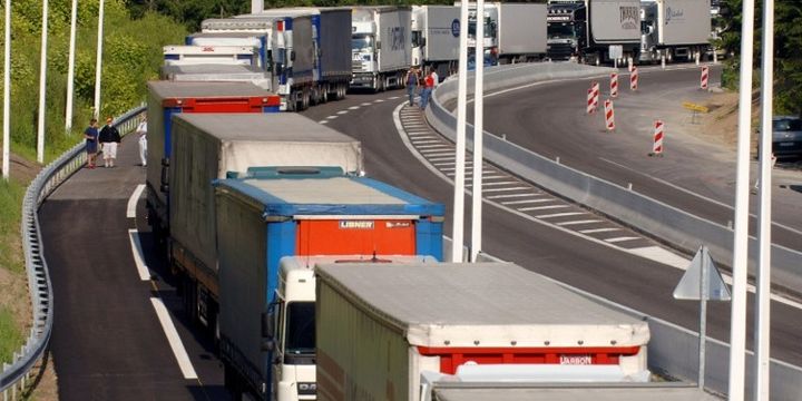 File de camion grimpant vers l'entrée du tunnel du Mont Blanc en France (2005) (JEAN-PIERRE CLATOT / AFP)