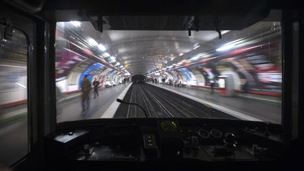 Un m&eacute;tro quitte une station, le 18 d&eacute;cembre 2012, &agrave; Paris. (JOEL SAGET / AFP)