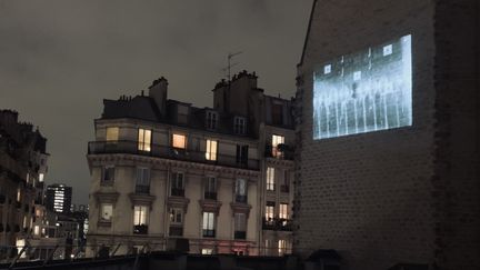 Projection aux environs du cinéma La Clef, à Paris, vendredi 15 janvier 2021. (MATHILDE VINCENEUX / RADIO FRANCE)