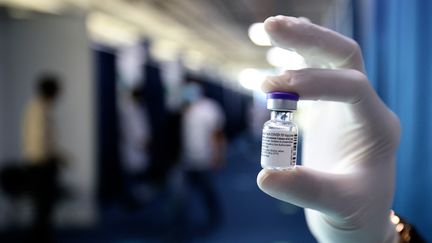 Une fiole du vaccin de Pfizer et BioNTech contre le Covid-19 dans un centre de vaccination à Dubaï (Emirats arabes unis), le 3 février 2021. (KARIM SAHIB / AFP)