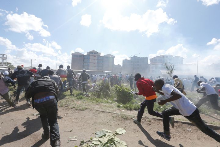 Heurts&nbsp;entre la police et des sympathisants&nbsp;de l'opposition à Nairobi, capitale du Kenya,&nbsp;le 28 novembre 2017. Les manifestants&nbsp;protestaient contre l'investiture du président&nbsp;Uhuru Kenyatta, réélu pour un second mandat en octobre de la même année.
 (REUTERS - THOMAS MUKOYA / X90150)