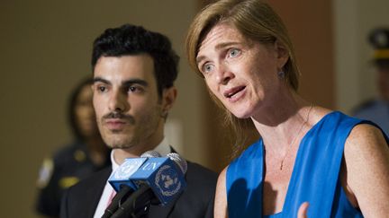 L'ambassadrice américaine à l'ONU et le réfugié syrien Subhi Nahas après la réunion consacrée à la persécution des homosexuels. (AFP/ Rick Barjonas)