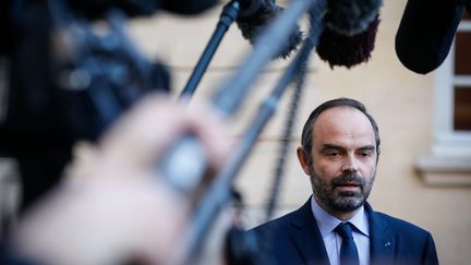 Le Premier ministre, Edouard Philippe, dans la cour de Matignon après avoir reçu&nbsp;des "gilets jaunes", le 30 novembre 2018. (MAXPPP)