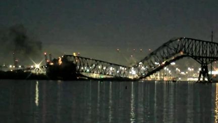 Dans la nuit du lundi 25 au mardi 26 mars, le pont de Baltimore, aux États-Unis, s'est effondré après avoir été percuté par un porte-conteneurs. Six personnes sont toujours portées disparues, et deux autres ont été secourues. (FRANCEINFO)