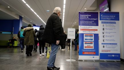 Des panneaux d'information sur le coronavirus à Créteil (illustration). (THOMAS SAMSON / AFP)