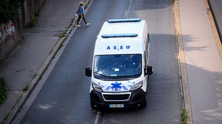 Une ambulance à Lyon, en juillet 2023 (Photo d'illustration). (OLIVIER CHASSIGNOLE / AFP)