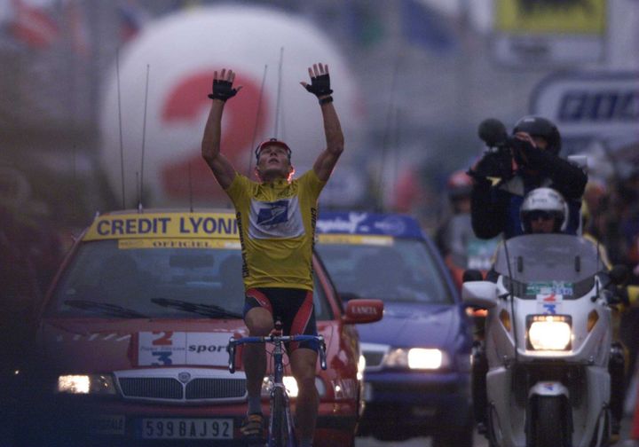 Le coureur américain Lance Armstrong remporte dans la brume la 8e étape du Tour de France entre le Grand Bornand et Sestrières (en Italie), le 13 juillet 1999. (TOM ABLE-GREEN / GETTY IMAGES EUROPE)