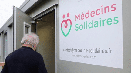 Dans la Creuse, une petite commune a trouvé la solution pour attirer des dizaines de médecins et soigner les habitants. Face au manque de généralistes, les élus ont lancé une chaîne solidaire. Des médecins venus de toute la France se relaient chaque lundi. (France 2)