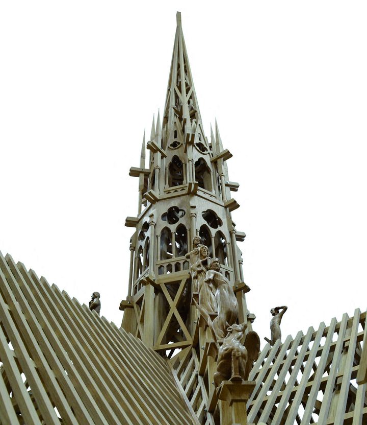 La maquette, entièrement sculptée, s'élève à plus de 4 mètres de haut. (AFP PHOTO / FEDERATION COMPAGNONNIQUE ANGLET / CANNELLE BERTHELOT)