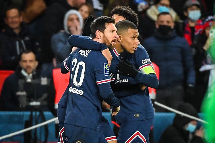 Kylian Mbappé et Lionel Messi célèbrent un but parisien lors du match de Ligue 1 opposant le PSG à Saint-Etienne, le 26 février 2022.&nbsp; (MATTHIEU MIRVILLE / DPPI / AFP)