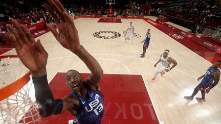 Les mains de l'Américian Edrice Femi Adebayo ne font pas 2,06 m comme leur propriétaire, mais avec cet effet, on dirait quand même des battoirs à linge. (GREGORY SHAMUS / POOL)